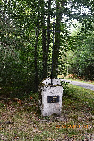 File:Auriac, Correze, Wayside Cross.JPG