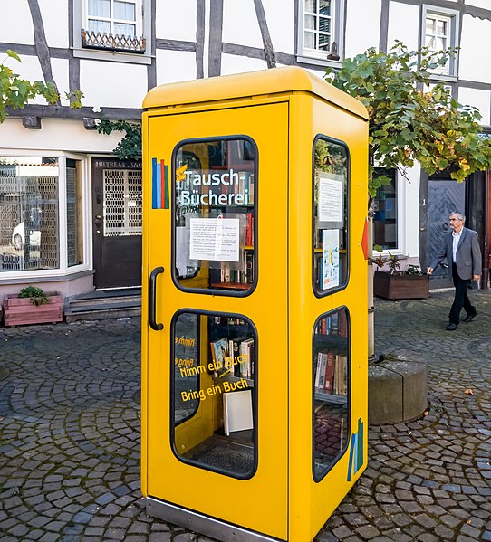 File:Bücherschrank in gelber Telefonzelle, Kirchstraße, Unkel-121438.jpg