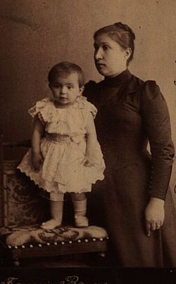 Анастасия Обретенова с дъщеря си Захаринка. Източник ДА „Архиви“