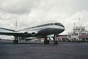 Een Comet 1 in 1952 op weg van Londen naar Johannesburg, tussenlanding op de luchthaven van Entebbe, Oeganda
