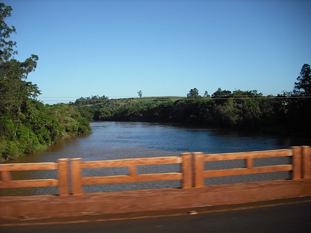 Ponte sobre o rio Tibaji em Jataizinho.