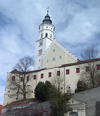 Babenhausen Schwaben Kirche St Andreas mit Fuggerschloss.jpg