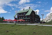 Deutsch: Das Naturfreundehaus Tauplitzalm steht in der Nähen der Bergstation der Seilbahn und ist ganzjährig geöffnet. English: The house of Friends of Nature at the alpine pasture Tauplitzalm in Styria / Austria is located close to the top station of Tauplitzalm chairlift and is opened all-the-year.