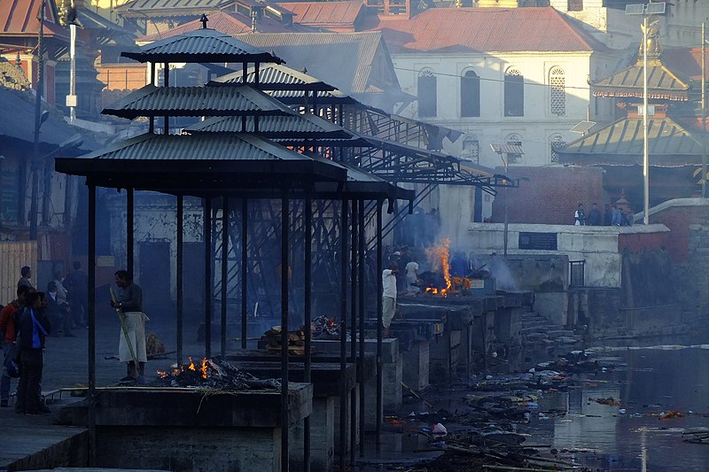 File:Bagmati River, Pashupatinath, Nepal バグマティ川とパシュパティナート火葬場 5782.JPG