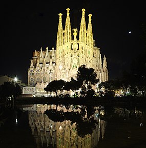 Barcelona, Sagrada Familia by night, 2015.jpg