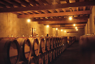 Une des caves du Château-Figeac (appellation saint-émilion), dont le vin commence son vieillissement en barrique.