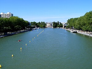Bassin de la Villette depuis la passerelle centrale vers la rotonde de la Villette.