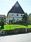 Four-sided courtyard with stable house, two side buildings, barn and courtyard wall (in which the keystone is walled in) with a gate entrance