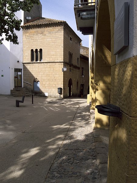 File:Besalú. Arquitectura.jpg