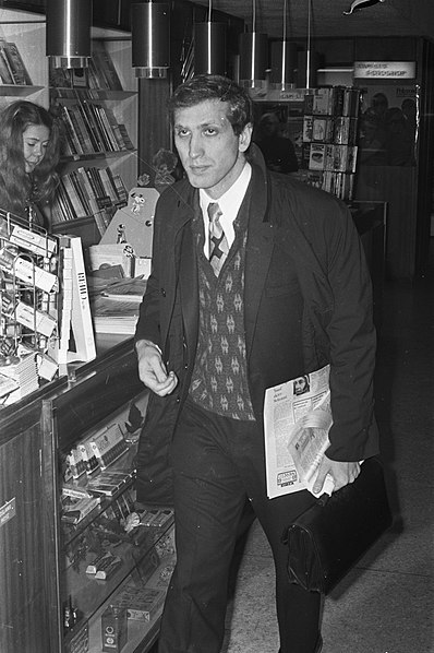 File:Bobby Fischer in Amsterdam voor besprekingen met FIDE-voorzitter Max Euwe over d, Bestanddeelnr 925-3509.jpg