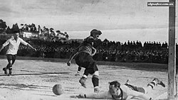 The Celta de Vigo goalkeeper facing Manuel Seoane. Boca-Vigo 1925.jpg