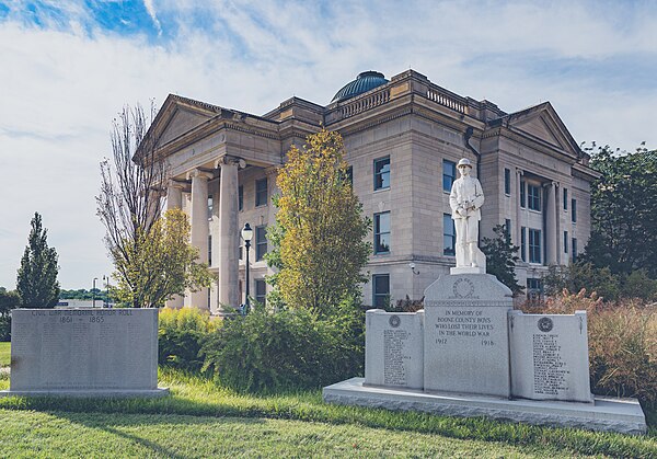 The Boone County Courthouse and war memorials in 2017 Boone County Courthouse, Columbia, Missouri (36683086433).jpg