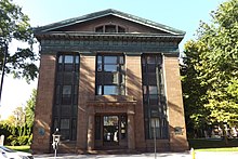 Die 1854 errichtete Bridgeport City Hall ist seit September 1977 im National Register of Historic Places eingetragen.[4]