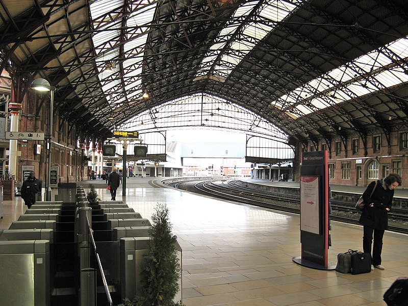 File:Bristol Temple Meads, automatic ticket gates and platform 3.jpg