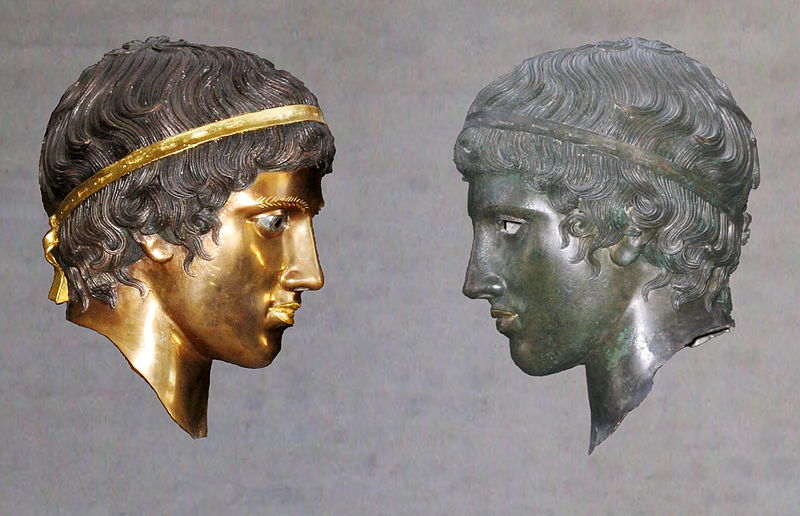 File:Bronze head (Glyptothek Munich 457) with and without patina Bunte Götter exhibition.jpg