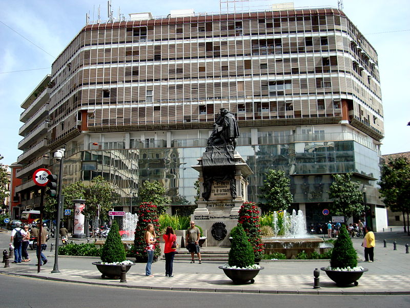 File:Building plaza Isabel la Católica.jpg