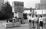 Junge Pioniere an der Gedenkstätte für die an der Staatsgrenze zu Berlin (West) gefallenen Soldaten der Grenztruppen der DDR, die 1973 die Reinhold-Huhn-Gedenkstätte ersetzt hatte, 1986