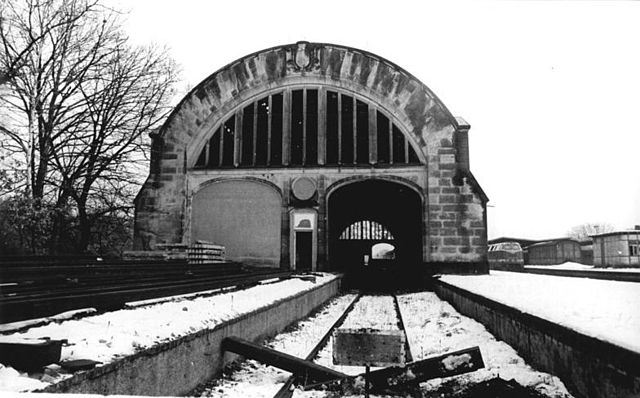 The Kaiserbahnhof and the rail hub in 1990