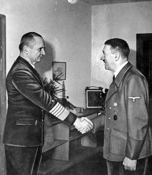 Karl Dönitz estrechándole la mano a Adolf Hitler en sus últimos días en el búnker de la Cancillería del Reich