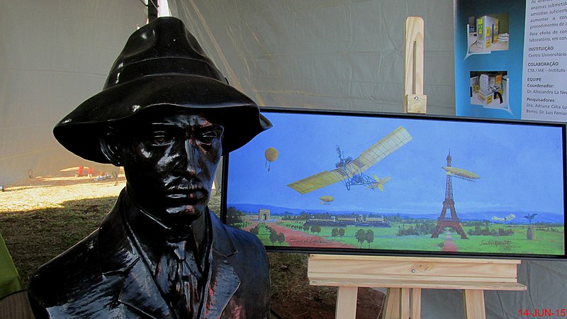 File:Busto de Santos Dumont que está exposto na Base Aérea de Guarulhos e foi exposto pela Fundação Santos Dumont no Arraiá Aéreo do Astronauta Marcos Pontes. Ao fundo o quadr - panoramio.jpg