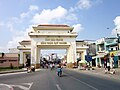Cổng chào của tỉnh Hậu Giang, đặt trên địa bàn của thị trấn Cái Tắc.