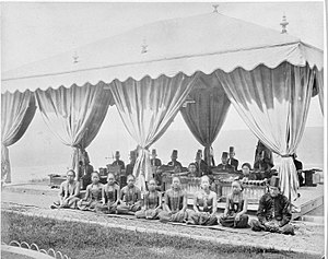 sebuah kelompok Gamelan yang terdiri dari alat gamelan, (Sindhen, Gerong, dan wiyaga di istana Mangkunegaran di Surakarta, Jawa Tengah, anatar tahun 1870 dan 1892