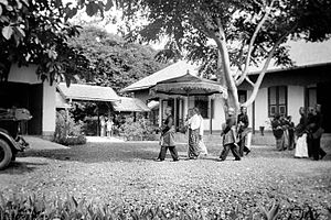 The prince of Balanipa leaves after a meeting with the assistent-resident of Mamuju (1938) COLLECTIE TROPENMUSEUM Na een officiele ontvangst in het huis van de assistent-resident te Mamuju Celebes vertrekt de voornaamste Maradia de zelfbestuurder van Balanipa TMnr 10003343.jpg