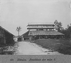 Smelterij bij een mijn van de Banka-tinwinning in Belinjoe ± 1914