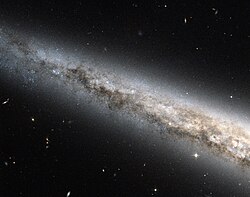 Podrobný pohled na část disku spirální galaxie NGC 4565 na snímku z Hubbleova vesmírného dalekohledu.