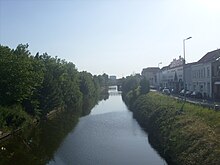 Le canal de Furnes peu après les quatre écluses.