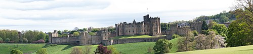 Castle at Alnwick panorama (27201950193).jpg