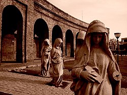 Esculturas de monjas en la entrada del Cementerio General de Santiago de Chile