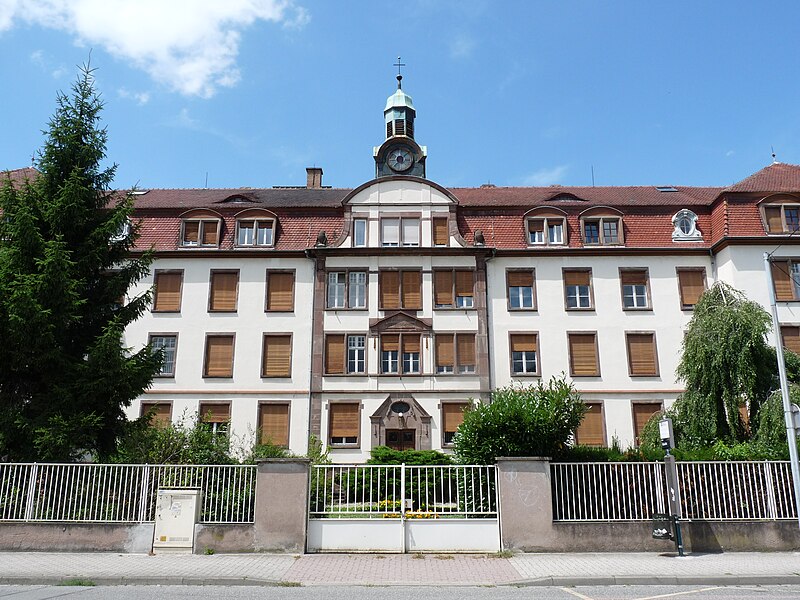 File:Centre Auguste Jacoutot-Strasbourg-Neuhof.JPG