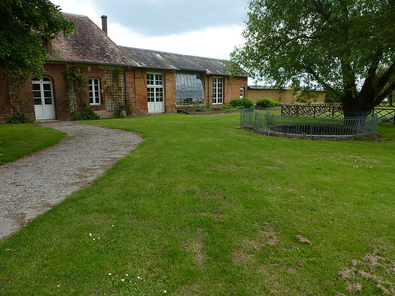 File:Château du Troncq, orangerie et serre ancienne.JPG