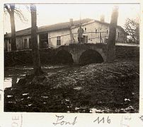 Vue d'un militaire posant au milieu d'un pont en 1916 : Raoul Berthelé, Archives municipales de Toulouse.