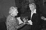 Charlotte van Pallandt ontvangt Singer Prijs van prinses Juliana (1980).jpg