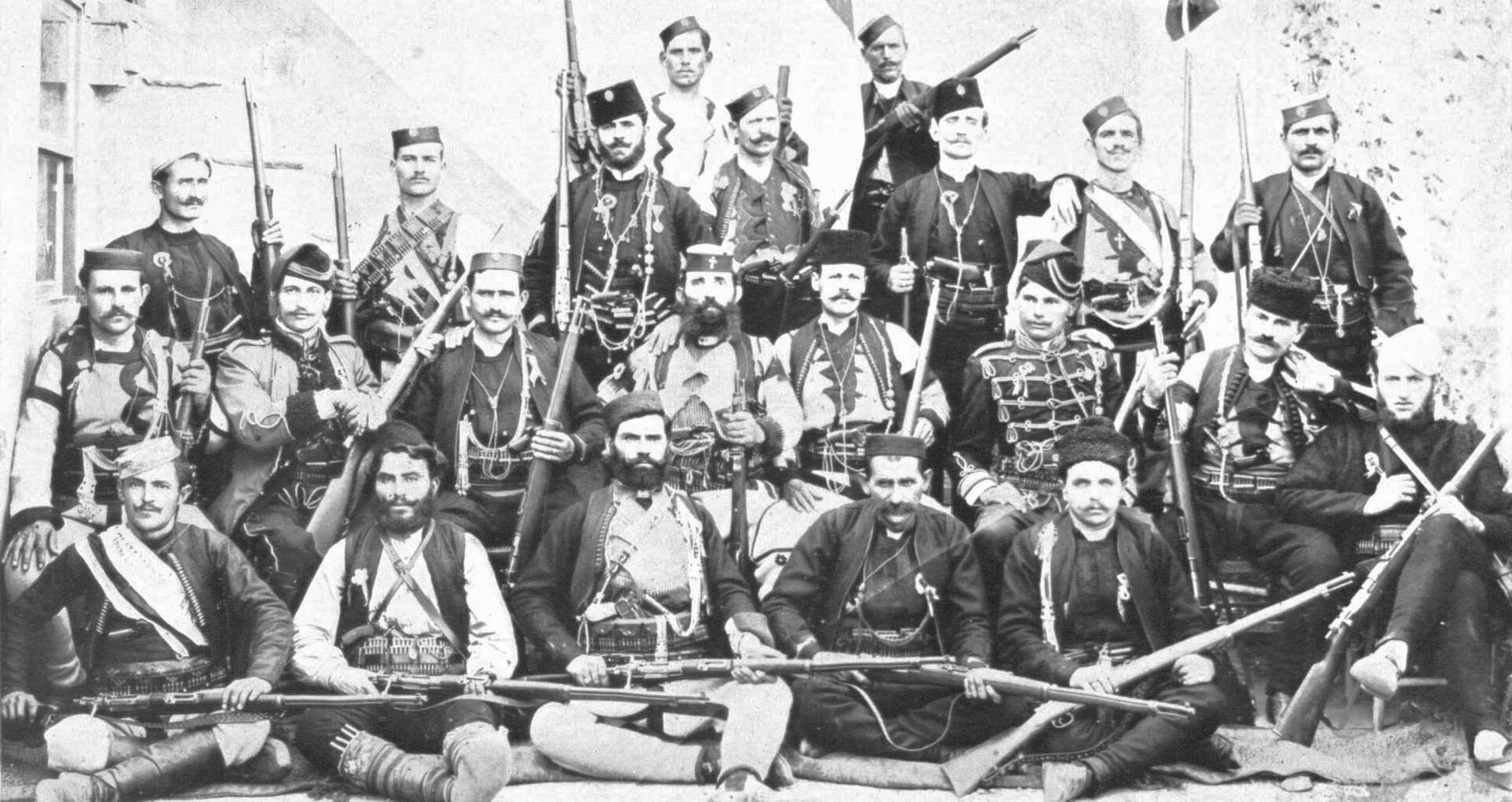 "Macédoine de Carabines" 1920px-Chetnik_commanders%2C_1908%2C_no._2
