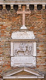 Bas-relief représentant le saint, au-dessus de l'entrée de l’oratoire sur la façade principale (XVe siècle).