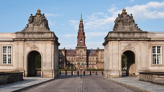 English: Christiansborg Slot in Copenhagen Slotsholmen ("Christiansborg Palace"). Deutsch: Schloss Christiansborg in Kopenhagen Slotsholmen, Dänemark.