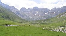 Vallée et cirque d'Estaubé. Le couloir de Tuquerouye conduit à la brêche de Tuquerouye (point le plus bas de la crête, sur la droite de la photo).