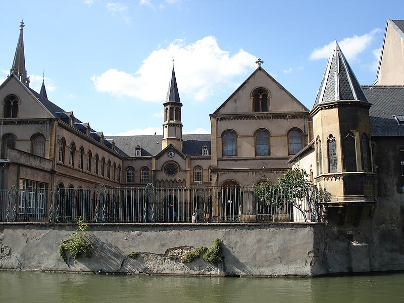 File:Cloître sainte Constance (lycée Fabert de Metz).JPG