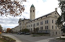 Een gebouw en klokkentoren bij Fort Leavenworth