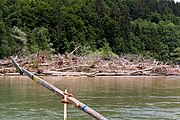 English: Detail of a (timber) raft on the river Isar. Bracket and steering oar. Deutsch: Detail eines Holzfloßes auf der Isar. Halterung und Steuerruder.