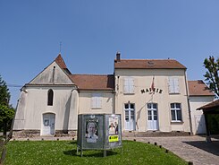 Conches-sur-Gondoire - Mairie et Eglise (1).jpg
