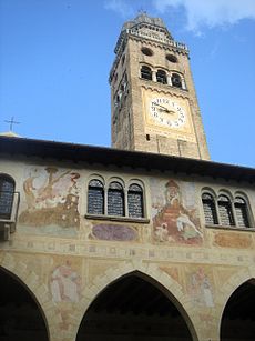 Campanile e affreschi della facciata del Duomo