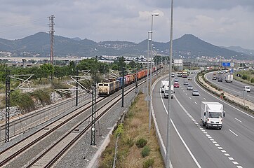 Español: La locomotora eléctrica tandem 269.755 de Renfe Operadora con un tren de mercancías, circulando por el ramal de mercancías El Morrot-Can Tunis-Castellbisbal (línea 238 de Adif) a la altura de Cornellà de Llobregat (Baix Llobregat, Barcelona, Catalunya). Català: La locomotora elèctrica tandem 269.755 de Renfe Operadora amb un tren de mercaderies, circulant per la línea de mercaderies El Morrot-Can Tunis-Castellbisbal (línea 238 de Adif) a la altura de Cornellà de Llobregat (Baix Llobregat, Barcelona, Catalunya).