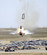 Eyección de un F-16 que muestra la carlinga despegada del avión por cargas explosivas