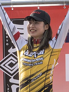 Akari Kobayashi bei der Siegerehrung des Cyclocross Tokyo 2023