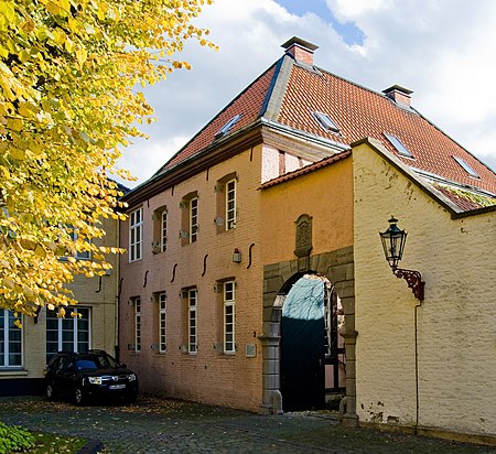 Düsseldorf, Kaiserswerth, Suitbertus Stiftsplatz, 2011 10 CN 02