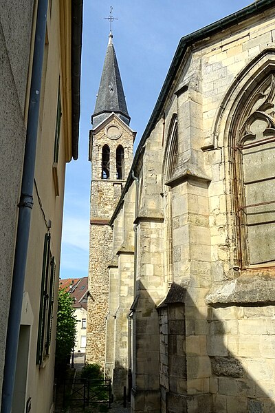 File:Dammartin-en-Goële (77), collégiale Notre-Dame, clocher et flanc sud, vue depuis l'est.jpg